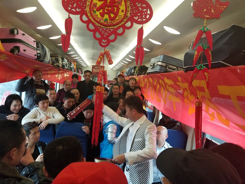 3.农民工在车上参加娱乐活动.jpg